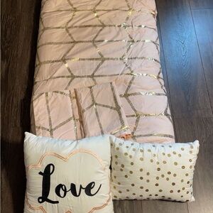 Luxurious Pink and Gold Comforter with Geometric Design